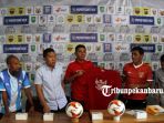 bima-sakti-perlihatkan-jersey-yang-akan-dilelang-pada-laga-timnas-all-star-vs-psps-all-star_20181018_130135.jpg