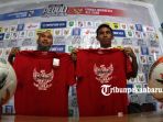 bima-sakti-perlihatkan-jersey-yang-akan-dilelang-pada-laga-timnas-all-star-vs-psps-all-star_20181018_130200.jpg