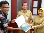 blh-riau-serahkan-proper-biru_20160113_094051.jpg