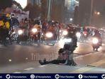 bocah-laki-laki-gendong-bayi-dan-mengemis-di-trotoar-mal-ska-takut-dipotret-dan-minta-foto-dihapus.jpg