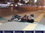 bocah-laki-laki-gendong-bayi-dan-mengemis-di-trotoar-mal-ska-takut-dipotret-dan-minta-foto-dihapus1.jpg