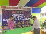 bonceng-3-lewati-posko-ppkm.jpg