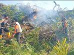 bpbd-rokan-hulu-tengah-berusaha-melakukan-pemadaman-api.jpg