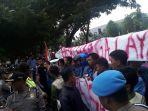 breaking-news-bawa-spanduk-save-anak-petani-mahasiswa-uin-suska-demo.jpg