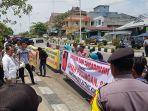 breaking_news_demo_mahasiswa_dan_masyarakat_di_rohul_minta_polisi_tangkap_mantan_kades_batang_kumu.jpg