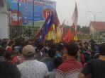 breaking_news_mahasiswa_cipayung_gelar_unjuk_rasa_di_depan_kantor_gubernur_riau_ini_tuntutannya.jpg