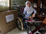 bulan-terima-kursi-roda-dari-jokowi_20180320_152012.jpg