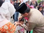 bupati-inhil-hm-wardan-menyerahkan-secara-simbolis-cinderamata_20180121_193200.jpg
