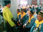 bupati-inhil-saat-melepas-keberangkatan-237-orang-jch_20170806_172605.jpg