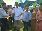 bupati-kampar-azis-zaenal-uang-kompensasi-pt-ciliandra-perkasa-desa-siabu_20180510_180147.jpg