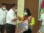 bupati-kampar-berikan-bonus-atlet.jpg