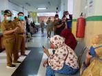 bupati-pelalawam-hm-harris-meninjau-pelayanan-ruang-isolasi-di-rsud.jpg