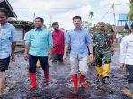 bupati-rohil-tinjau-banjir.jpg