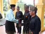 bupati-siak-alfedri-menyalami-ketua-lamr-siak.jpg