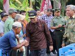 bupati-siak-bersalaman-dengan-salah-seorang-petani-di-teluk-merbau.jpg