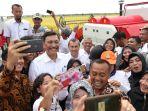 bupati-siak-syamsuar-berswafoto.jpg