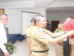 bupati-siak-syamsuar-mengalungkan-tanda-peserta-pelatihan_20170306_133744.jpg
