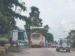 bus-karyawan-di-jalan-sultan-syarif-hasim-kecamatan-pangkalan-kerinci.jpg