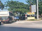 bus-karyawan-perusahaan-melintas-di-persimpangan-jalintim.jpg