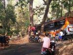 bus-po-sudiro-tunggal-jaya-terjebak-di-jalanan-sangat-sempit-di-hutan-wonogiri.jpg