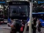 bus-transjakarta-berhenti-di-rel-perlintasan-kereta-api.jpg