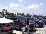 cek-fisik-kendaraan-mobil-dinas-riau_20180404_165126.jpg