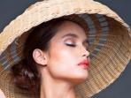cinta-laura-pose-sensual-tudung-saji_20150505_135539.jpg
