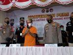 coki-pardede-baju-tahanan-oranye-saat-dihadirkan-polisi.jpg