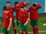 cristiano-ronaldo-memegang-kepalanya-usai-dilempar-botol-oleh-penonton-di-laga-portugas-vs-prancis.jpg