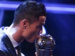 cristiano-ronaldo-mencium-gelar-pemain-terbaik-fifa-2017_20171024_041126.jpg