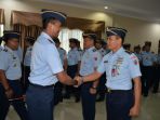 danlanud-rsn-marsma-tbh-age-wiraksono-memberikan-ucapan-selamat-kepada-personel_20171002_160534.jpg