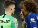 david-luiz-berbicara-dengan-kepa-arrizabalaga.jpg