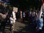 demo-mahasiswa-depan-dprd-riau.jpg