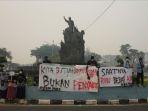 demo-mahasiswa-di-tugu-zapin-pekanbaru.jpg<pf>dikawal-aparat-kepolisian.jpg<pf>demo-dikepung-asap-karhutla.jpg