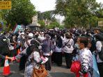 demo_guru_di_kantor_walikota_pekanbaru_massa_angek_cu_buka_pintu_cu_pidau.jpg