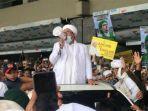 detik-detik-habib-rizieq-shihab-tiba-di-bandara-soeta-salawat-nabi-massa-fpi-simpatisan-menggema.jpg