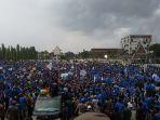 dijumpai_gubri_syamsuar_dan_kapolda_riau_ini_tuntutan_yang_disampaikan_ribuan_mahasiswa_riau.jpg