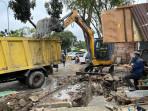 Hambat Laju Air, Tim Gabungan Ancam Bongkar Jembatan Depan Ruko Jalan Arifin Ahmad Pekanbaru