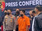 doni-salmanan-dihadirkan-dalam-jumpa-pers-di-bareskrim-polri.jpg