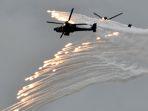 dua-helikopter-apache-ah-64e-melepaskan-suar-selama-latihan-militer-han-kuang.jpg