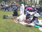 duduk_di_ruas_jalan_sudirman_guru_baca_surat_yasin_untuk_walikota_pekanbaru.jpg