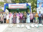 dw-bank-riau-kepri-menyerahkan-langsung-paket-sembako-kepada-warga-kecamatan-bukit-raya_20180528_090015.jpg