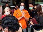 dwi-sasono-terlihat-keluar-dari-mapolres-metro-jakarta-selatan.jpg