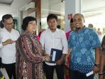 eddy-saritonga-terima-sk-hphd-dari-menteri-lhk_20170321_222651.jpg