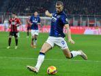 edin-dzeko-dalam-laga-derby-della-madonnina-ac-milan-vs-inter-milan.jpg