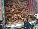 eduward-hutapea-menunjukkan-kayu-yang-diduga-ilegal-yang-ditangkap-di-pekanbaru_20171007_172232.jpg