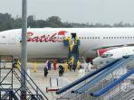 ejumlah-wni-yang-berasal-dari-wuhan-china-turun-dari-pesawat-batik-air-di-bandara-hang-nadim-batam.jpg