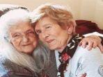 elizabeth-dan-eileen-macken-bertemu-untuk-pertama-kalinya.jpg