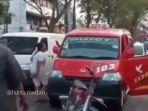 emak-emak-ngamuk-lempari-sopir-angkot-dengan-batu.jpg