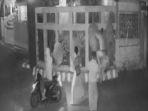 emak-emak-tengah-berupaya-menggagalkan-aksi-pencurian-motor.jpg